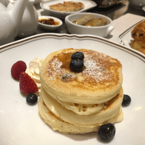 比較rosewood早餐個窩夫 呢個pancake高...