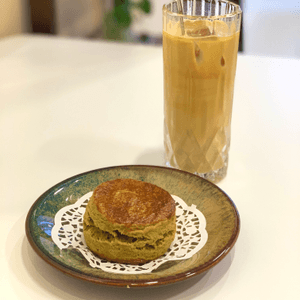 earl grey tea scone served with ice latte ☕...