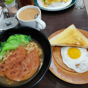 下午2：00仲可吃早餐,6款配料揀一款...