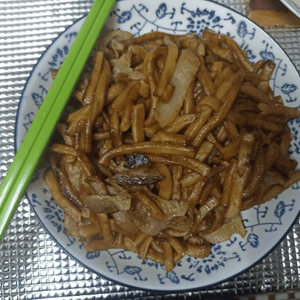 今晚冇飯食，食呢個上海粗炒。
簡...