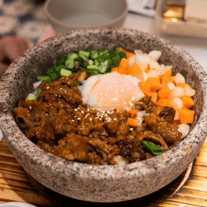 石鍋牛肉飯，滿滿飯焦😋