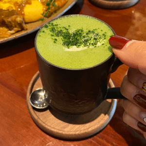 在洋食屋點一杯matcha latte，...