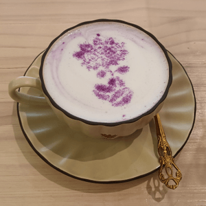 咖啡師細心製作的紫薯Latte，配上...