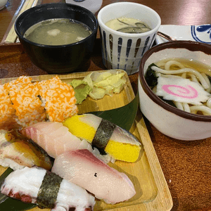 大盛，簡單樣樣有些的日式午餐。
...