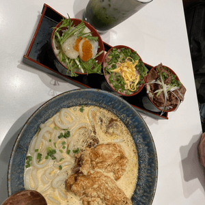 三色丼
及白咖喱芝士烏冬