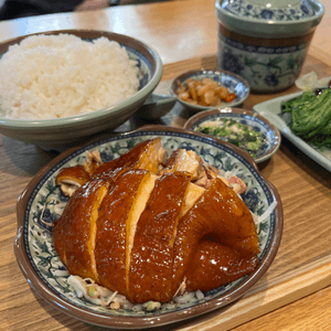 鼓油雞肥美，配送例湯、白飯和油菜，性價...