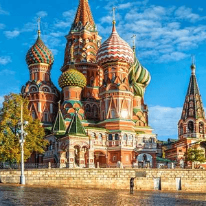 這座教堂色彩鮮豔，非常富俄國建築特...