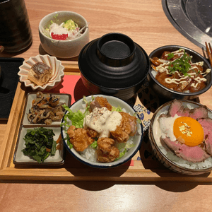 可以一次過食晒三款不同的迷你丼啱晒...