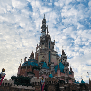 藍天白雲下的城堡