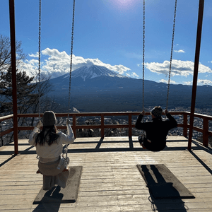 望著富士山🗻盪鞦韆