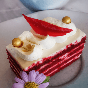 Raspberry red velvet layer cak...