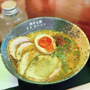 📌 尖沙咀│朝日大勝 A V ラーメン│玩味十足又有心思的拉麵小店