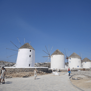 越夜越多人的希臘渡假島Mykonos