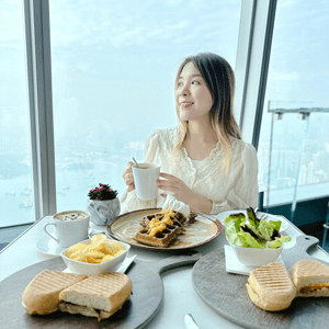 高空一邊欣賞香港景色，一邊午餐