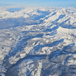 阿爾卑斯山脈
終年積雪
係歐洲西部
最高...