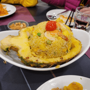 今日到泰國餐廳品嚐泰式金邊粉，菠蘿...