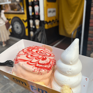 黃巴士人氣梳乎厘班戟：奶油草莓梳乎厘+日本特選3.6牛乳雪糕