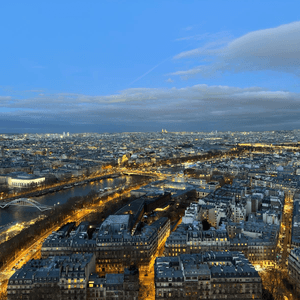 在巴黎鐵塔上觀看巴黎面貌