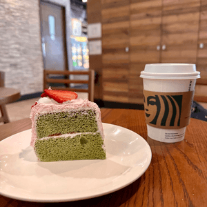 Starbucks 櫻花草莓黑芝麻戚風蛋糕