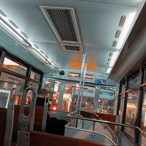 乘坐冷氣電車體驗道地香港風情