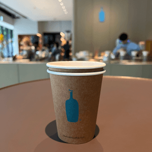 向神社隔離的Blue Bottle Coffee