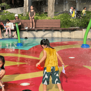 小朋友夏天都岩玩嘅室外公園
天氣炎...