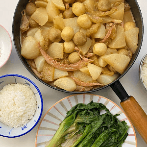 【自家煮】香港街頭小食 ♥ 簡易版。咖喱蘿蔔魷魚豬皮魚蛋《附食譜》
