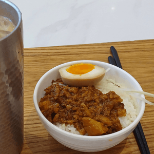 哥哥添飯，妹妹泡茶