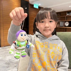 1.  收到巴斯光年！🚀 盲盒超正！🤩 感謝u禮物！🎁