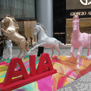 駿馬雕塑跑到海港城🐎