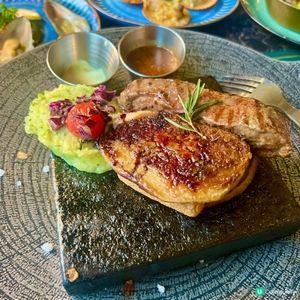 鵝肝配燒雞扒，簡直係一場中西合璧的味覺盛宴😋