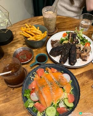 咖啡燒汁烤豬仔髀🤤  太子賞島咖啡屋