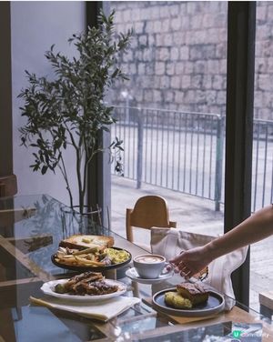 Spacious cafe near HKU