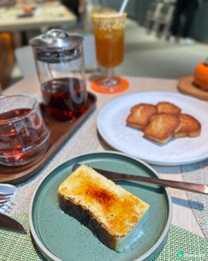 大片落地玻璃「觀光升降機」俯瞰維港美景 💕 再去嘆個下午茶