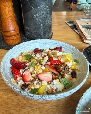 Healthy breakfast bowl 