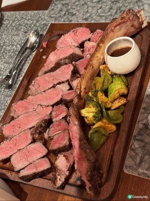 觀塘如心酒店，高質半自助餐，首先有主餐，4人叫了斧頭扒，還有