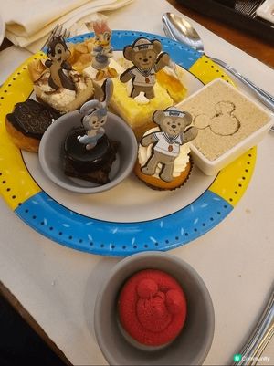 我要介紹一下迪士尼酒店翠樂庭自助餐，用餐時段會有米奇米妮出黎