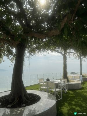 深圳雲海天使灣膠囊列車，有放假嘅感覺，面海的餐廳係海岸邊的地