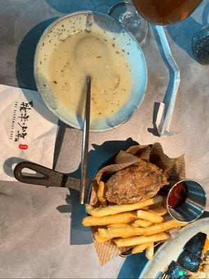 餐廳位於沙田文化中心隔離的牧羊少年咖啡館，交通方便，平日車充