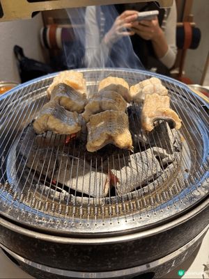北村韓食活烤鰻魚，餐廳位置便利，服務員全程幫忙烤魚烤肉，鰻魚