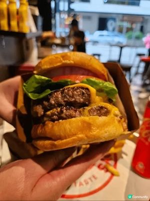 灣仔駱克道一帶充滿外國風情酒吧餐廳其中發現一間獲獎漢堡包餐廳