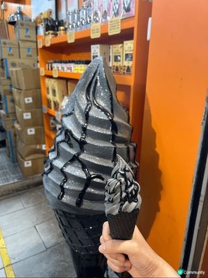 今日係荃灣路德圍暖心芝作食左黑芝麻軟雪糕😆芝麻味好香濃！ 