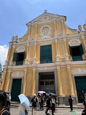 去左澳門玫瑰聖母堂，黃色背景，係附近小店買左底雞蛋仔，葡撻口