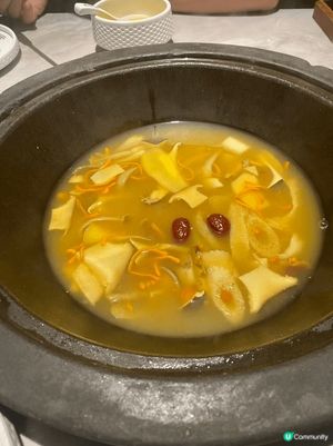 萬象城「芸山季」菌菇養生鍋，鮮甜濃郁菌菇，嫩滑脆皮雞，一場驚