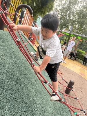 我推介屯門公園，因為好適合小朋友去放電，有好多娛樂設施給不同