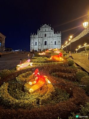 中秋節晚上嘅大三巴份外莊嚴又美，巨型燈籠好耀眼。 
養膚底