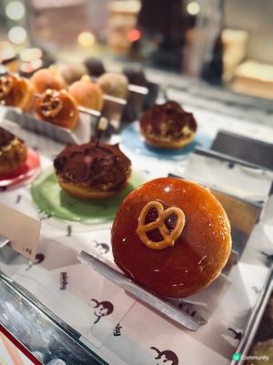 趕上黑芝麻甜品熱潮🍩爆餡流心冬甩 ✨