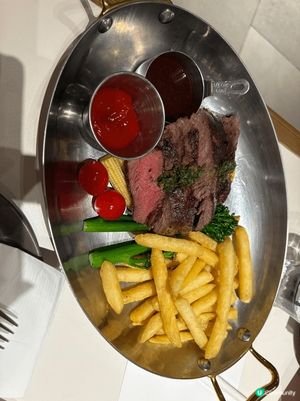 我和朋友去食沙田的西餐,叫Butlery, 好好味,餐廳內也