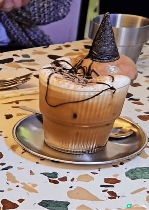 提拉米蘇牛角窩夫 $68
牛角窩夫外層酥脆，內餡嘅提拉米蘇奶