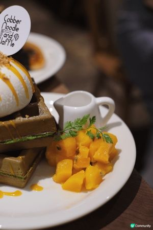 <芒果斑蘭糯米窩夫> $98
<焦糖香蕉朱古力竹炭糯米窩夫>